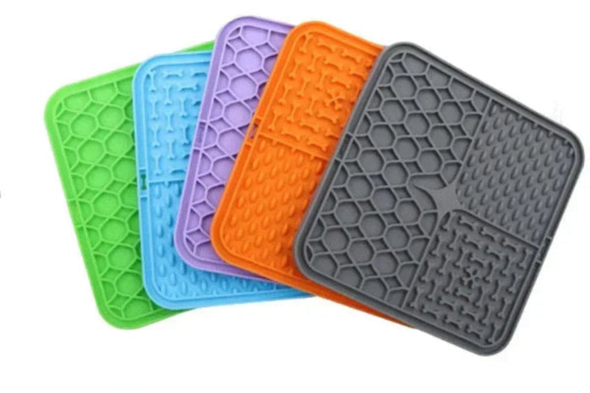Transform Mealtime with Our Silicone Slow Feeder Lick Mat for Dogs and Cats - Perfect for Bathing Distraction and Food Training!